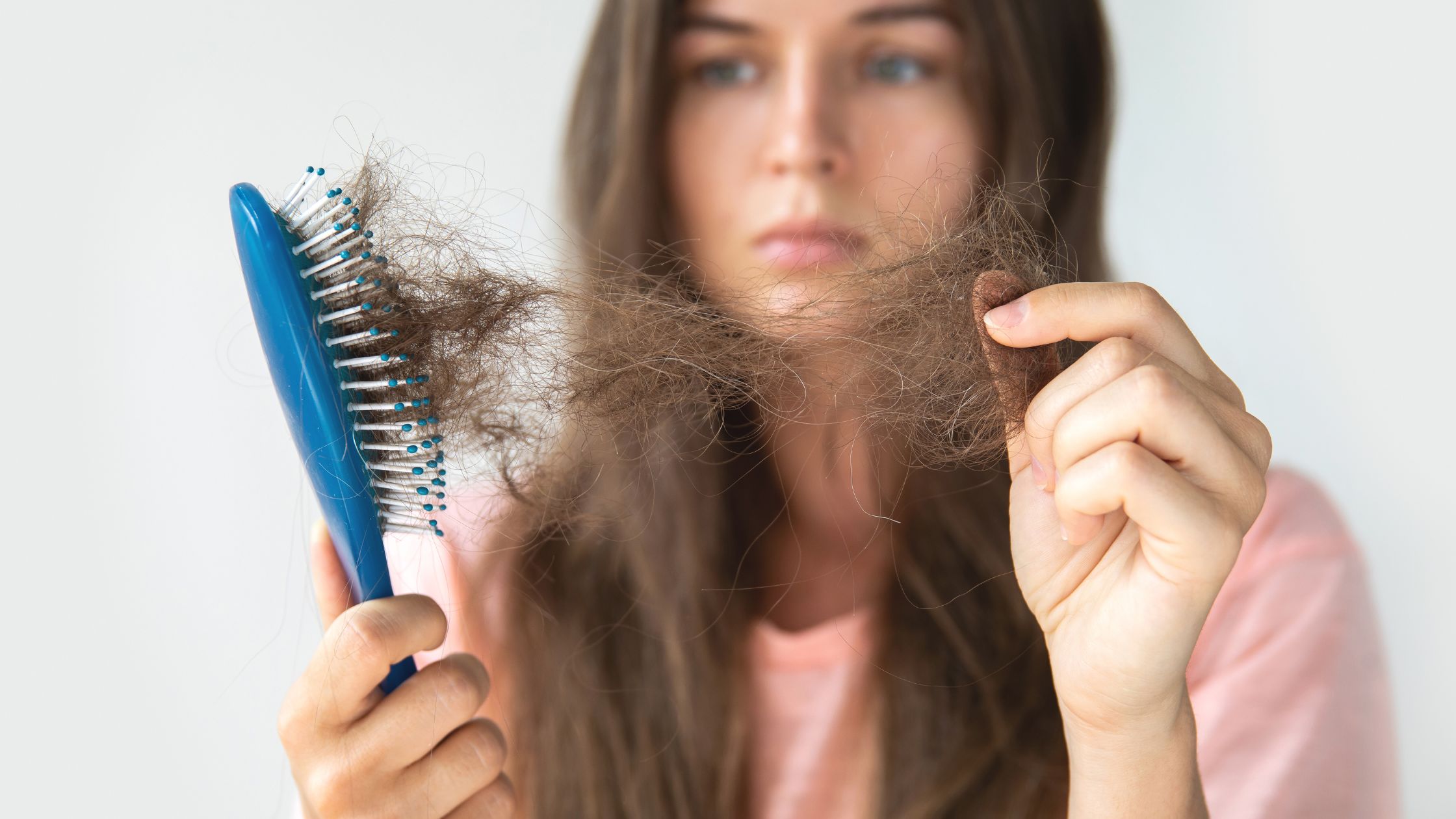 Queda de Cabelo: Como a Terapia Capilar Pode Ajudar a Reverter o Problema